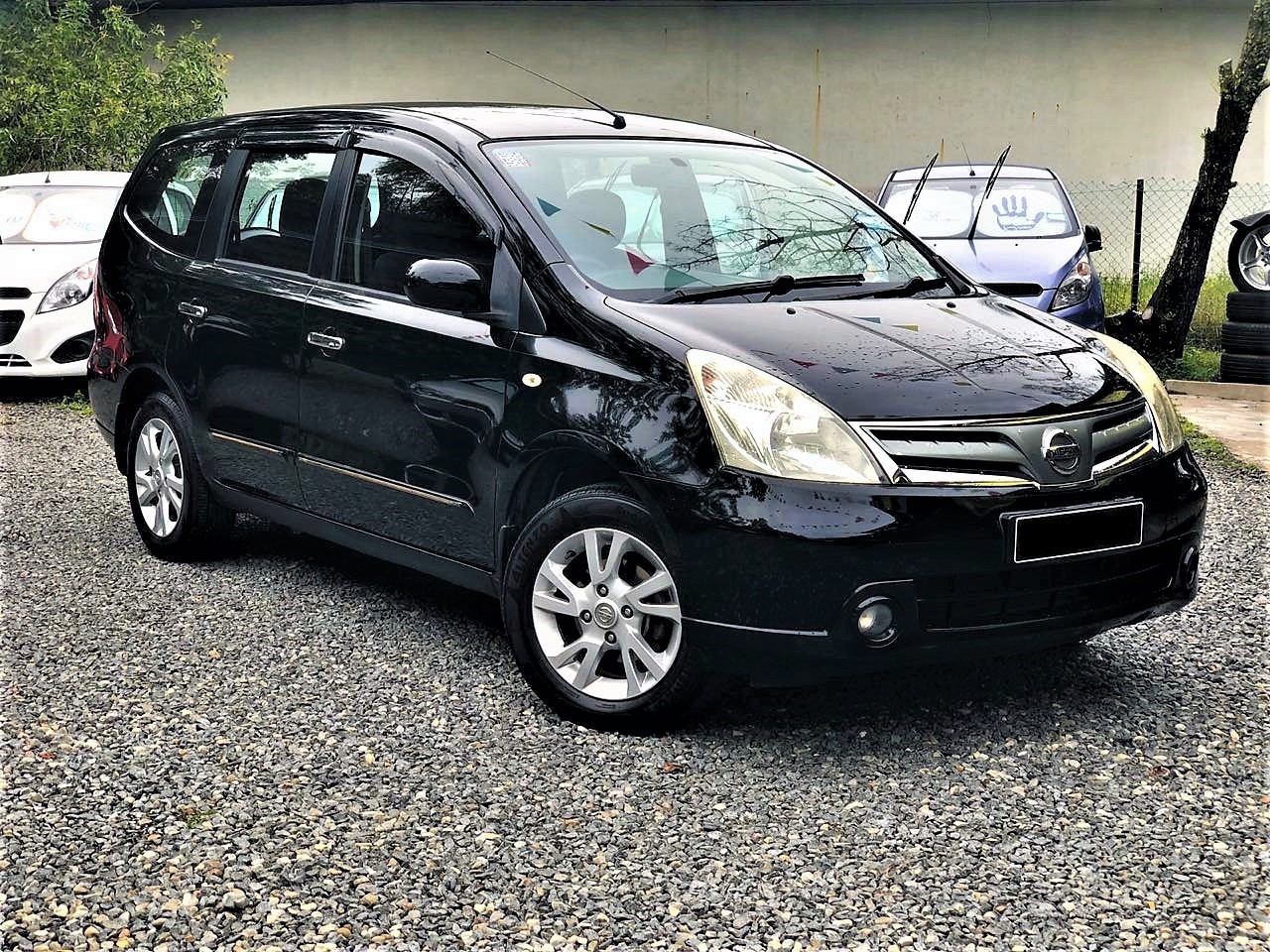 nissan grand livina black